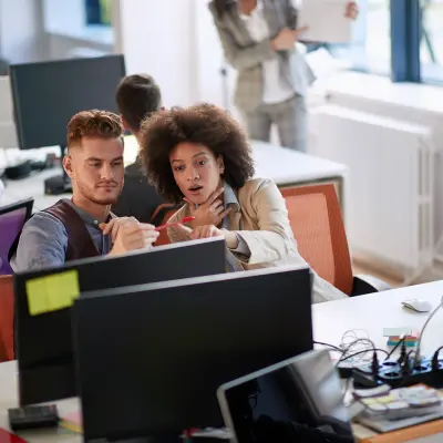 Deux jeunes employés devant un ordinateur