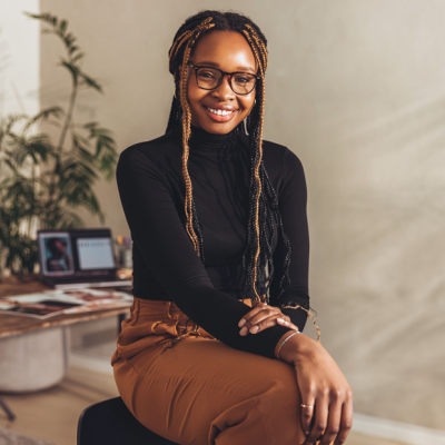 femme souriante travaillant de chez elle