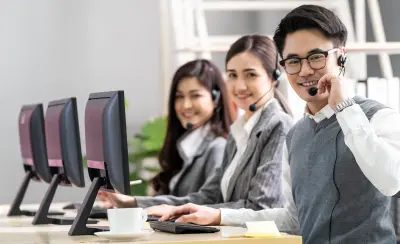 3 téléopérateurs souriants