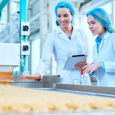 deux employées contrôlent la production alimentaire