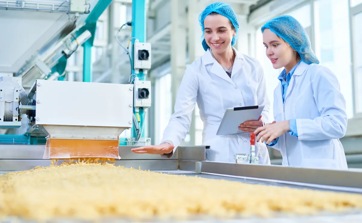 deux employées contrôlent la production alimentaire
