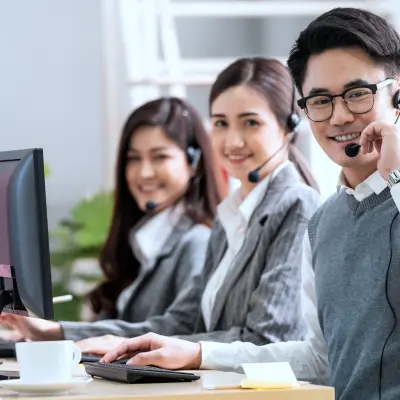 3 téléopérateurs souriants