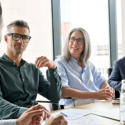 employés de bureau travaillent ensemble