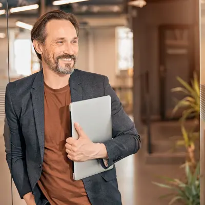 dirigeant d'entreprise souriant