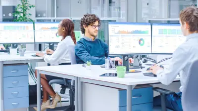 salariés devant des écrans d'ordinateur qui suivent les marchés financiers