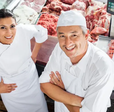 Une femme et un homme dans leur boucherie
