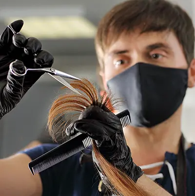 Coiffeur coupant des cheveux